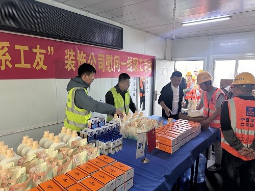 “节日慰问 情系工友”中建二局装饰公司慰问一线职工活动
