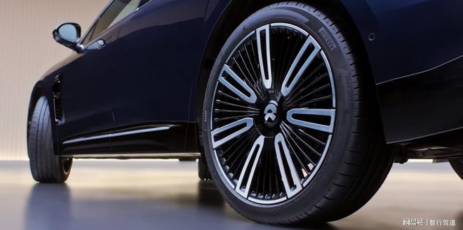 蔚来ET9上市首搭雪松智能系统+天行智能底盘788万起(图4)