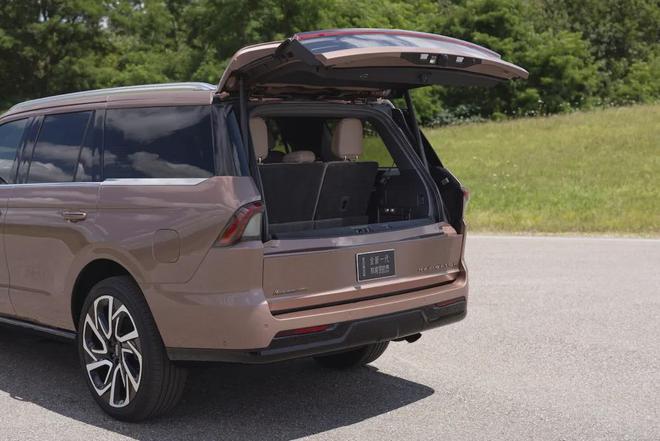 九游官网入口:全新一代林肯领航员“邂逅”西安 美式豪华与古都古韵共绽华彩