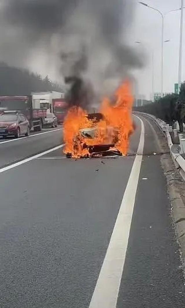 九游体育:小米SU7被追尾追尾的油车竟然起火了