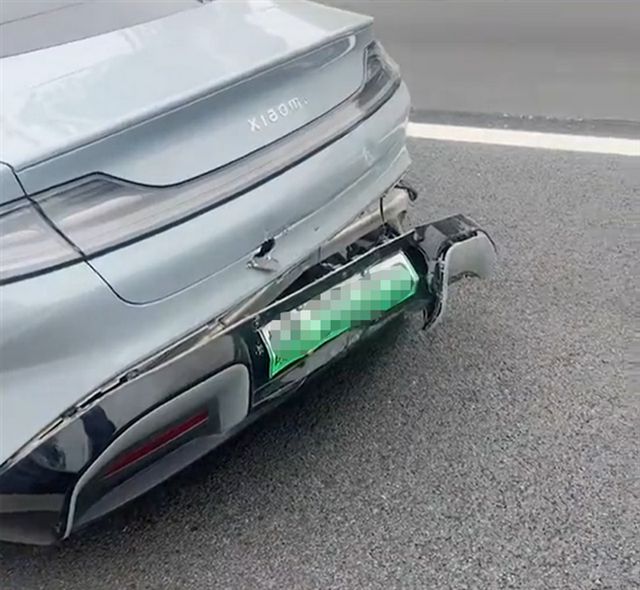 九游体育：小米SU7被追尾追尾的油车竟然起火了(图3)