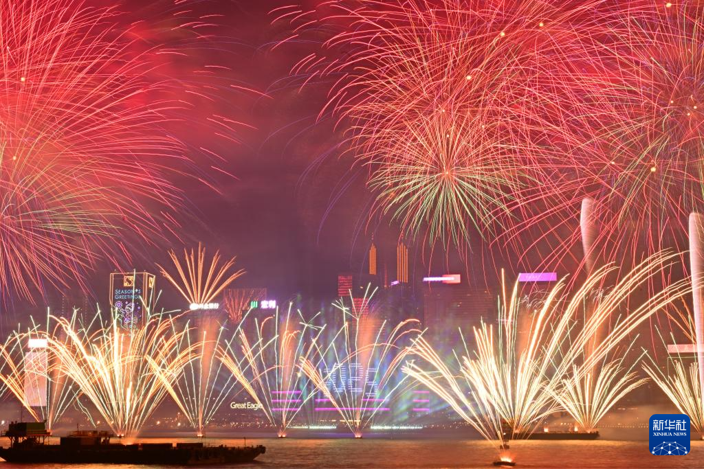 香港举行烟花汇演迎接新年(图4)