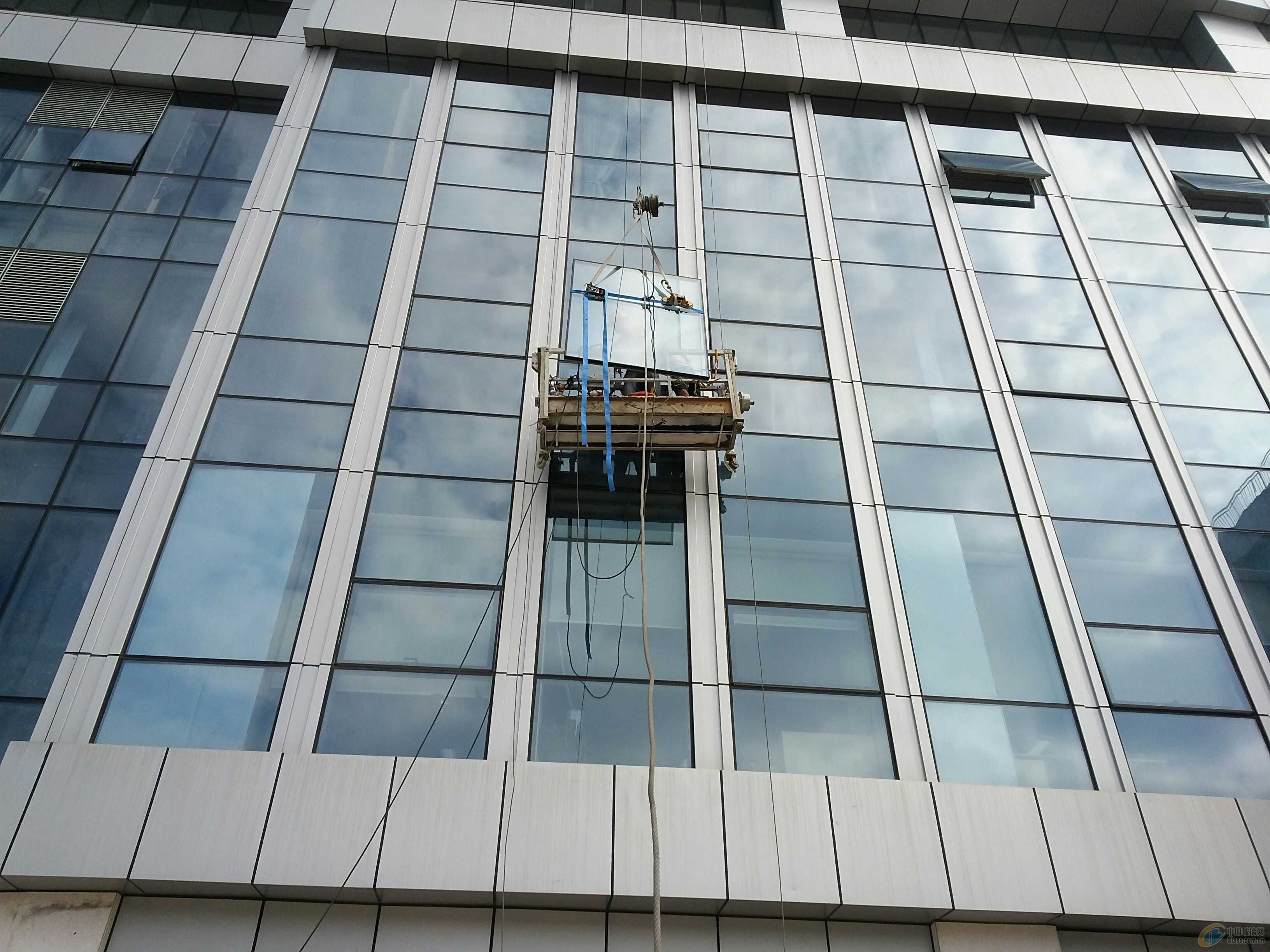 九游体育：西安市银锚幕墙装饰取得建筑幕墙抗风结构专利降低产生的噪音