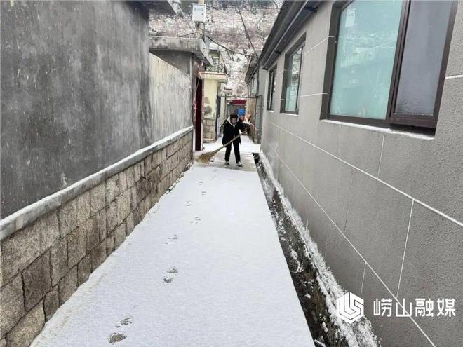 九游体育：遇“雪”奋战网格吹响“清雪护行”集结号(图4)