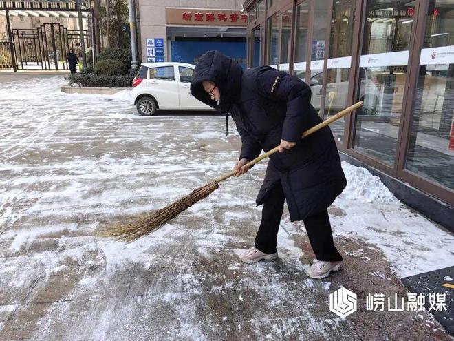 九游体育：遇“雪”奋战网格吹响“清雪护行”集结号(图2)