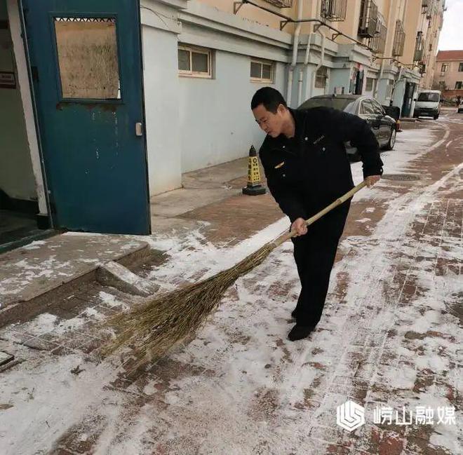 九游体育：遇“雪”奋战网格吹响“清雪护行”集结号(图3)