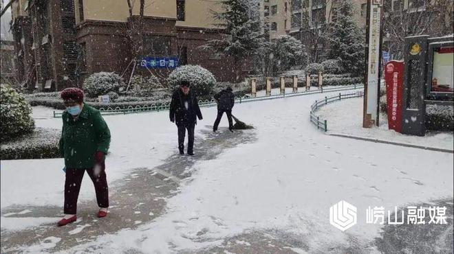 九游体育：遇“雪”奋战网格吹响“清雪护行”集结号(图5)