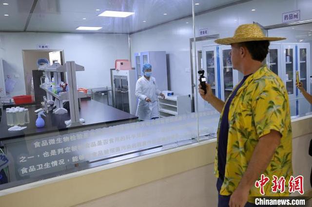 侨见海南自贸港：洋网红“拖米阿叔”的椰岛情缘(图2)