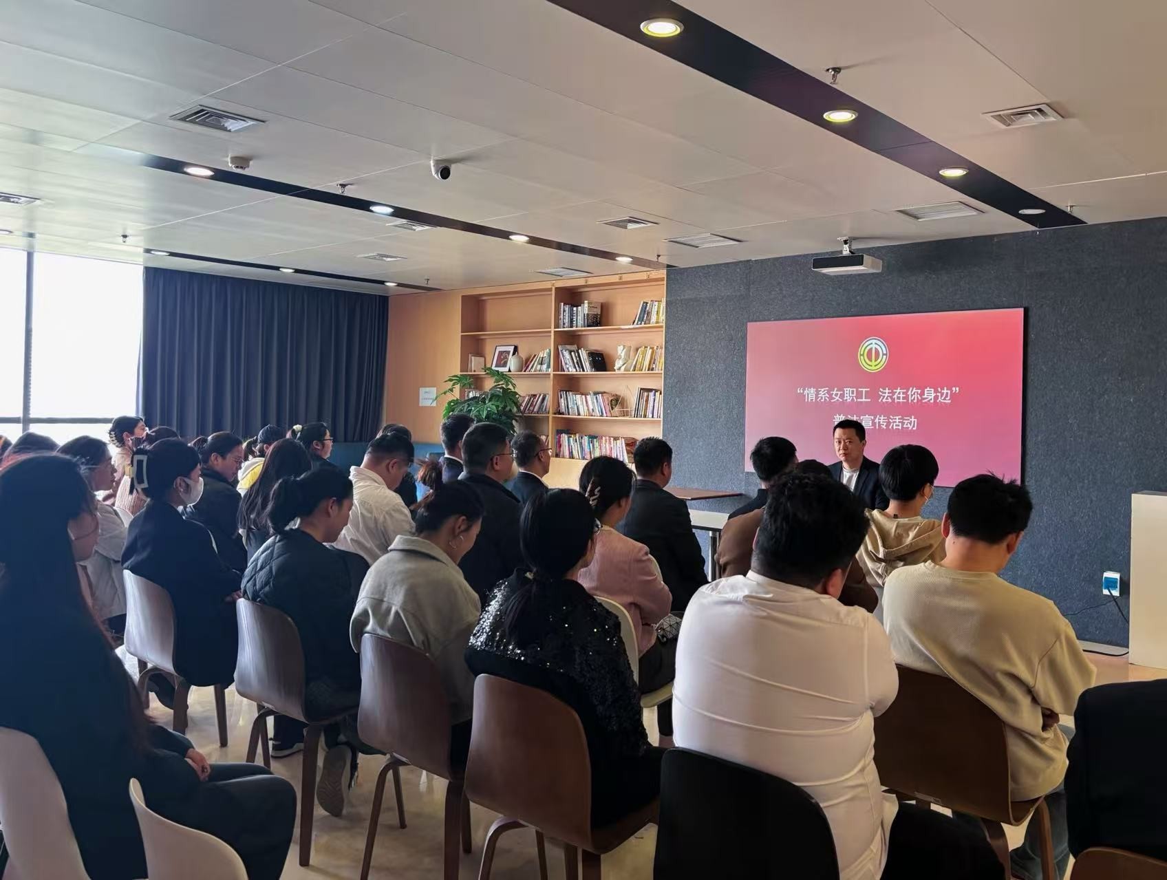 九游官网入口：中建二局装饰公司北方分公司联合郑东新区总工会开展“情系女职工 法在你身边”主题活动