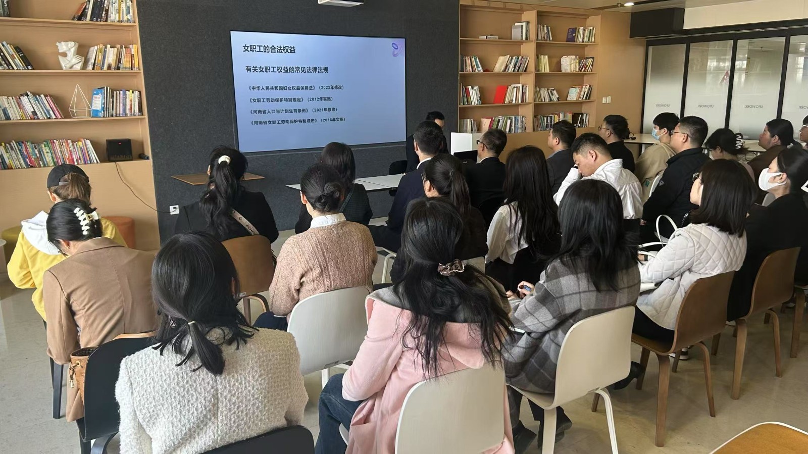 九游官网入口：中建二局装饰公司北方分公司联合郑东新区总工会开展“情系女职工 法在你身边”主题活动(图2)