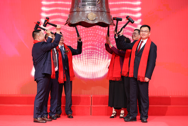 江顺科技成功登陆深主板 模具加设备开启铝型材高端装备制造新篇章(图1)