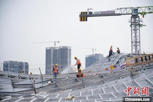 九游app：大湾区科学论坛永久会址完成金属屋面施工近七成(图2)