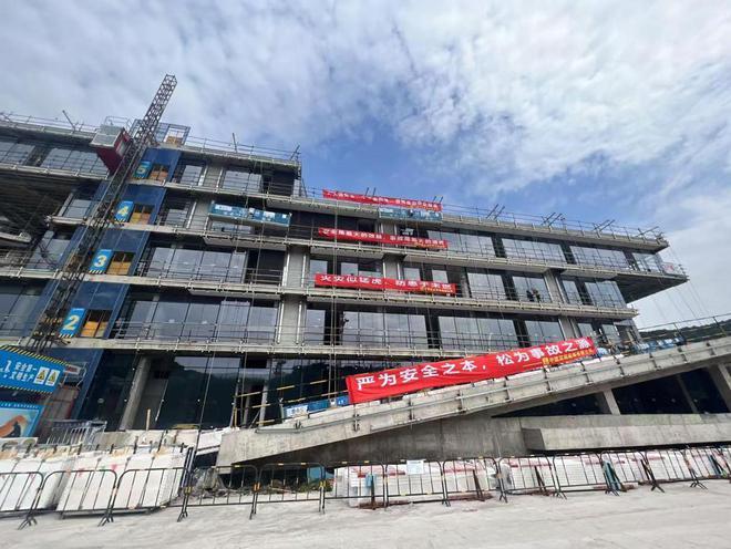 九游官网入口：五一坚守显担当 科创高地启新篇——台州国际科学家创业基地首建区幕墙工程全速推进(图2)