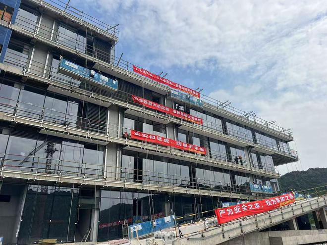 九游官网入口：五一坚守显担当 科创高地启新篇——台州国际科学家创业基地首建区幕墙工程全速推进