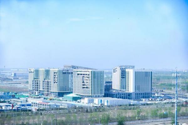 九游体育：临空区大兴片区国际航空总部园 全国首创“水晶眼”玻璃幕窗全面安装启动(图1)