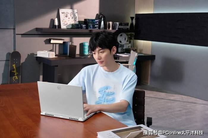 天选之作！华硕两款高性能高颜值笔记本让你创作游戏两不误(图2)