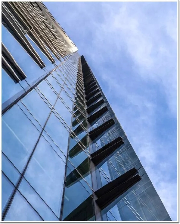 重庆在建第一高楼外立面幕墙工程全部完工(图1)