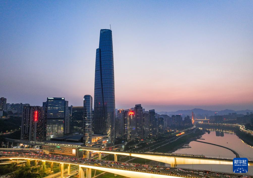 重庆在建第一高楼外立面幕墙工程完工