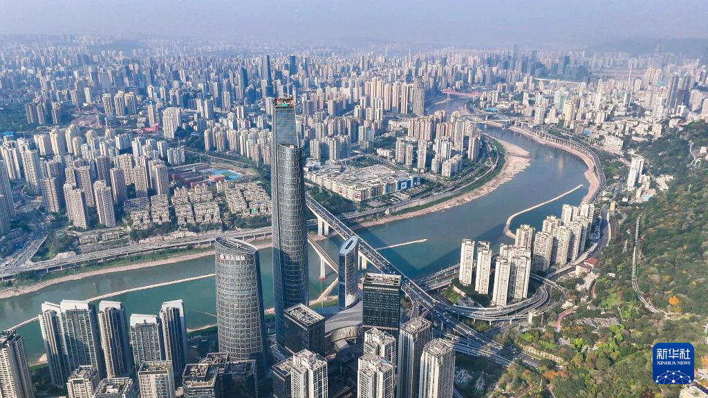 重庆在建第一高楼外立面幕墙工程完工(图2)