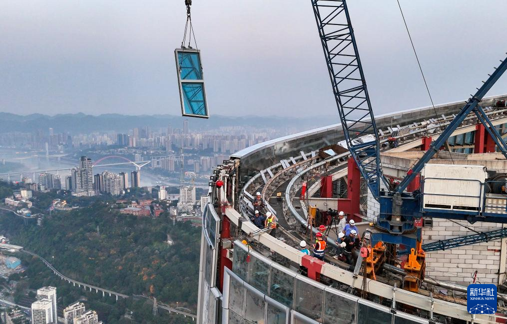 重庆在建第一高楼外立面幕墙工程完工(图3)