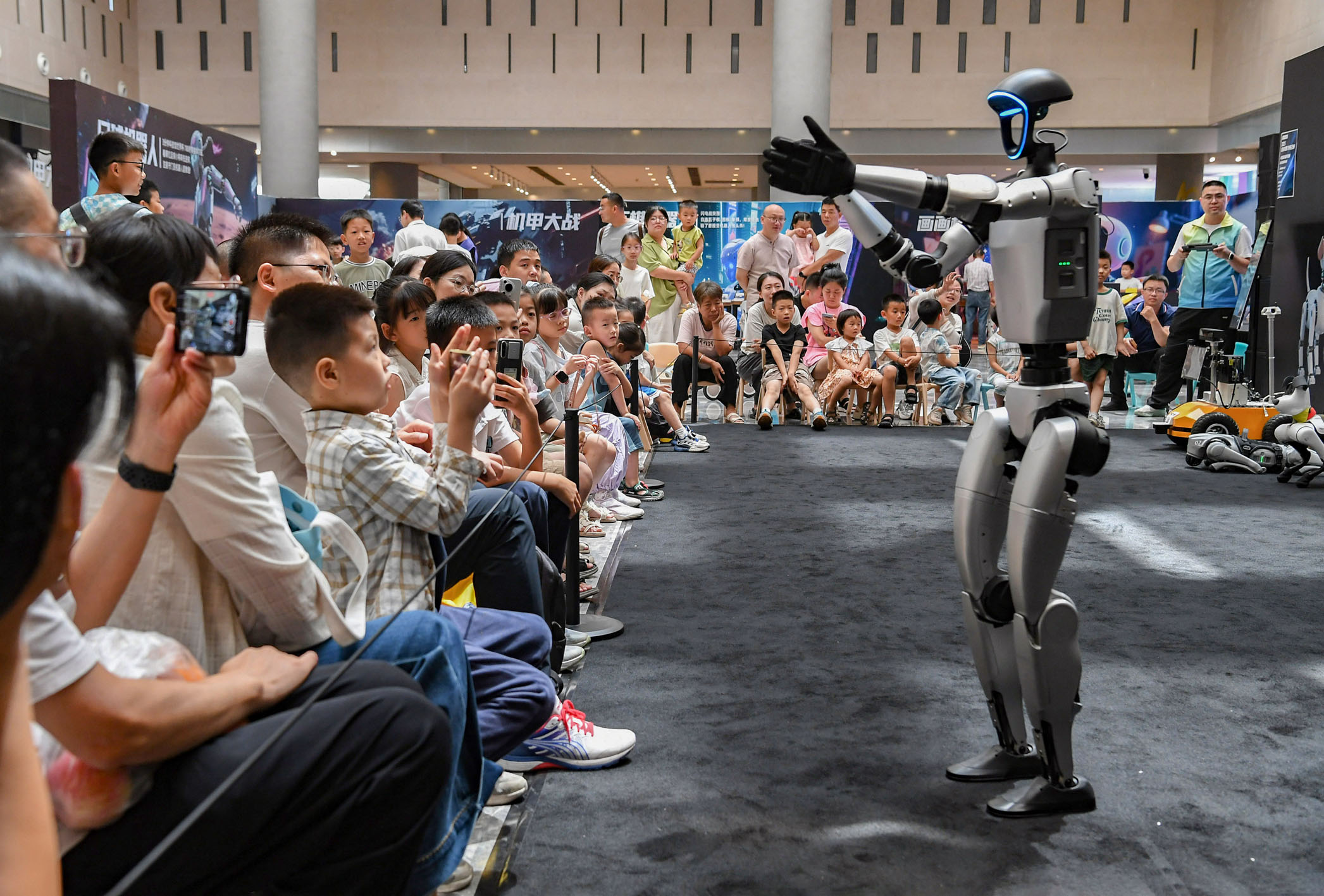 九游官网入口：技术突破资本加码人形机器人商用加速(图1)