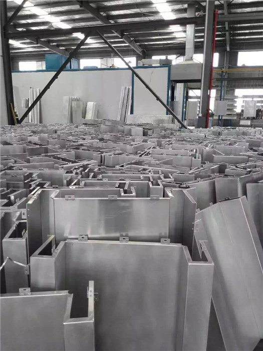 广东泽晟鑫取得用于长型材可拆卸式数控钻铣床固定装置专利使延伸板能够跟随放置台同步转动避免型材磨损消耗(图1)