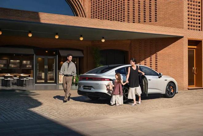 卡罗拉的价格凯美瑞的尺寸？长安启源A06这波刀法太精准了！(图6)