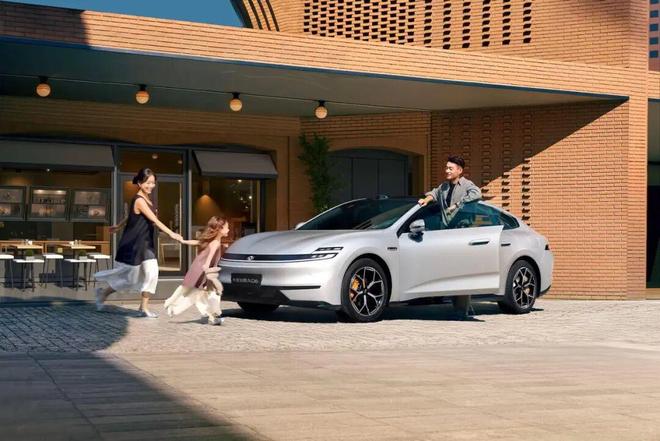 卡罗拉的价格凯美瑞的尺寸？长安启源A06这波刀法太精准了！(图4)