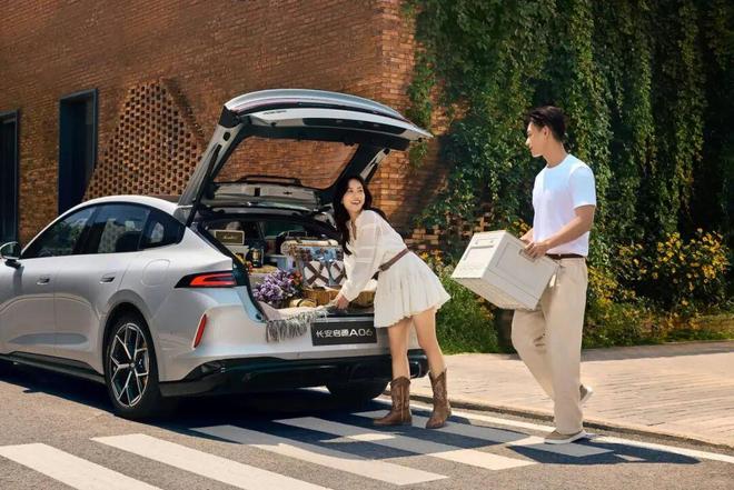 卡罗拉的价格凯美瑞的尺寸？长安启源A06这波刀法太精准了！(图5)