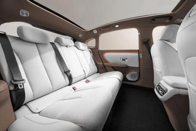 卡罗拉的价格凯美瑞的尺寸？长安启源A06这波刀法太精准了！(图10)