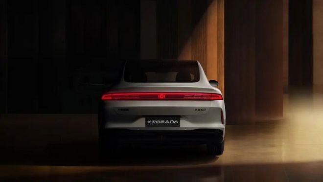 卡罗拉的价格凯美瑞的尺寸？长安启源A06这波刀法太精准了！(图25)