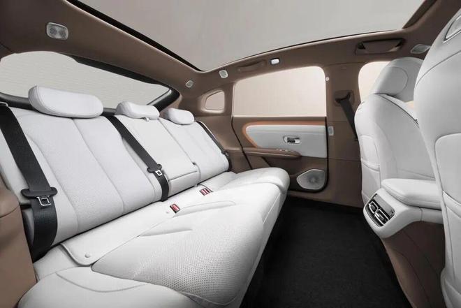 卡罗拉的价格凯美瑞的尺寸？长安启源A06这波刀法太精准了！(图13)