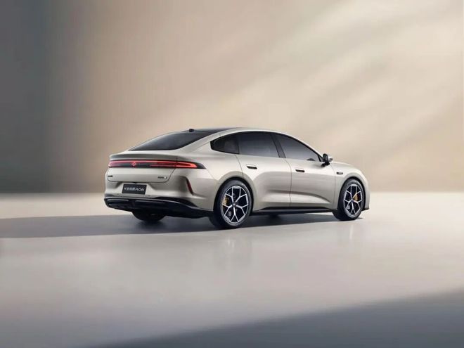 卡罗拉的价格凯美瑞的尺寸？长安启源A06这波刀法太精准了！(图19)