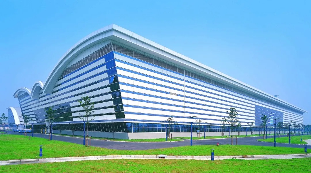 九游app:中国玻璃幕墙行业:2025从“建筑表皮”到“智慧能源界面”的跨越