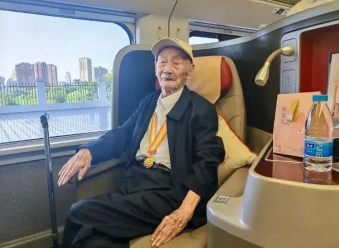 九游app：金灿荣：阅兵式上让我大受震撼的五件大杀器(图16)