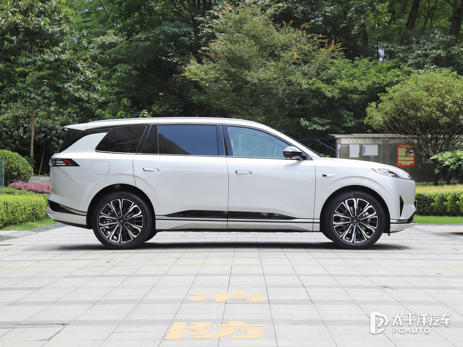 26款纳米01和26款eπ008五座版上市(图8)