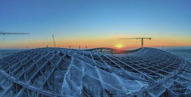 黄河体育中心足球场幕墙施工中“黄河奔腾”意象显现(图3)