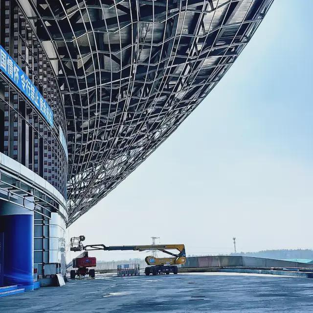 黄河体育中心足球场幕墙施工中“黄河奔腾”意象显现(图8)