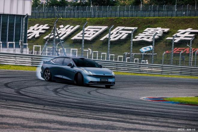 从球拍到赛道梁靖崑与领克Z10共探速度与激情的边界(图3)