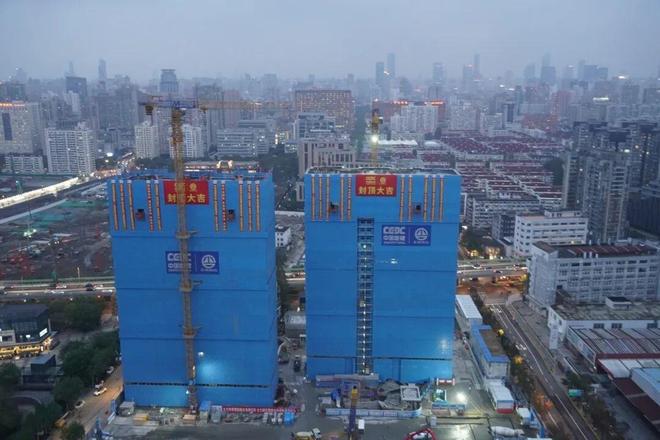 九游官网入口：这个住宅楼主体结构全面封顶(图3)