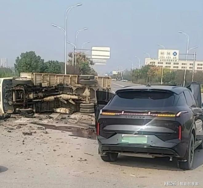 别再空谈汽车安全！看看领克08 EM-P的事故“成绩单”(图2)