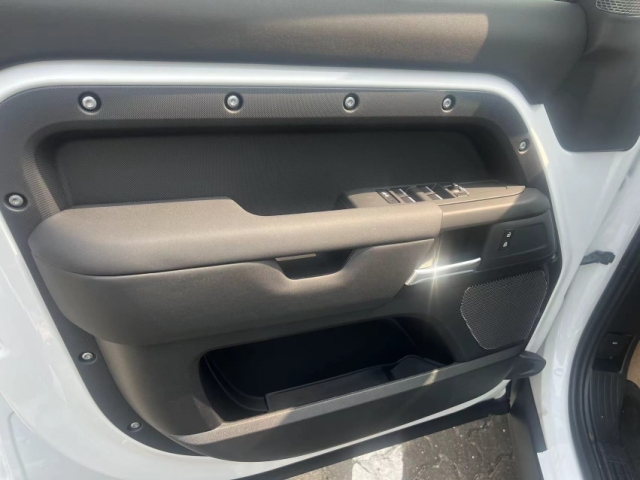 九游app：2024款路虎卫士 110 四门 30T 柴油D200 清仓处理落地详询(图2)