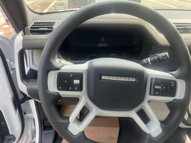 九游app：2024款路虎卫士 110 四门 30T 柴油D200 清仓处理落地详询(图3)