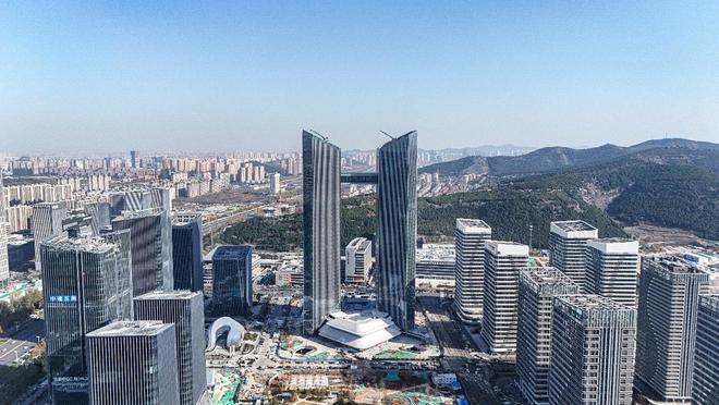 双塔擎空塑封面 精工幕墙映泉城