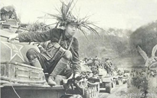 79年对越反击战李德生长子在敌军阵地指示炮兵部队：向我开炮！(图2)