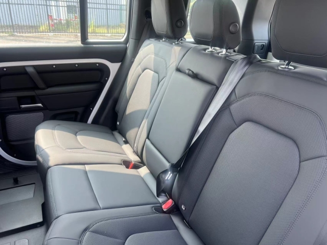 2024款路虎卫士 110 四门 30T 柴油D200 现车优惠5万(图4)