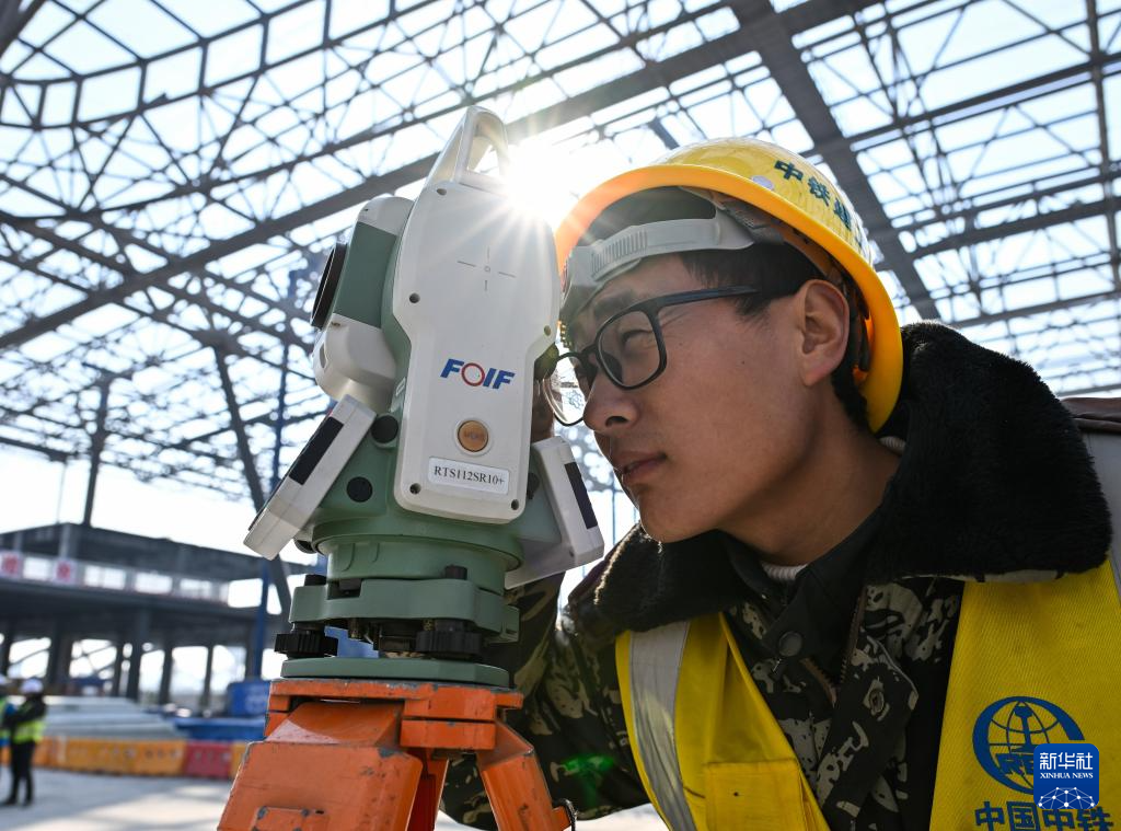 九游体育：新建上海至南京至合肥高铁南通站侧式站房钢结构顺利提升