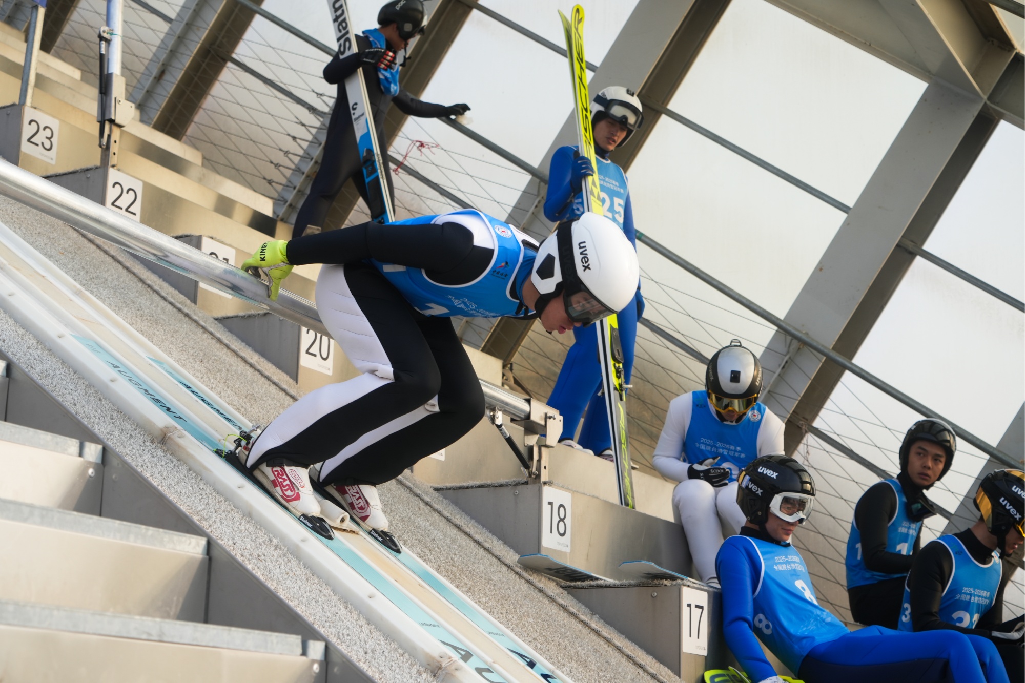 河北涞源：“雪吉祥”双赛同启 跳台逐雪展英姿(图1)
