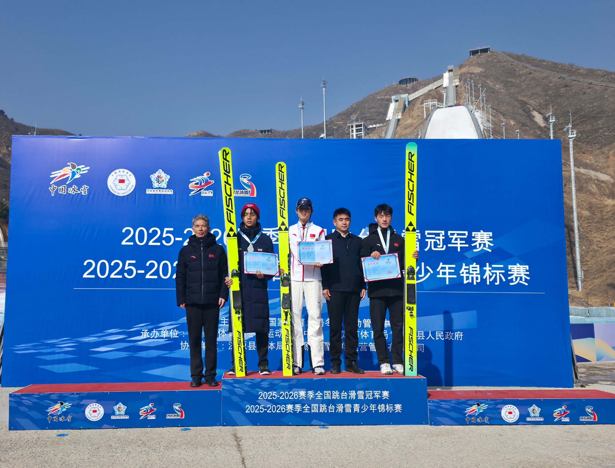 河北涞源：“雪吉祥”双赛同启 跳台逐雪展英姿(图2)