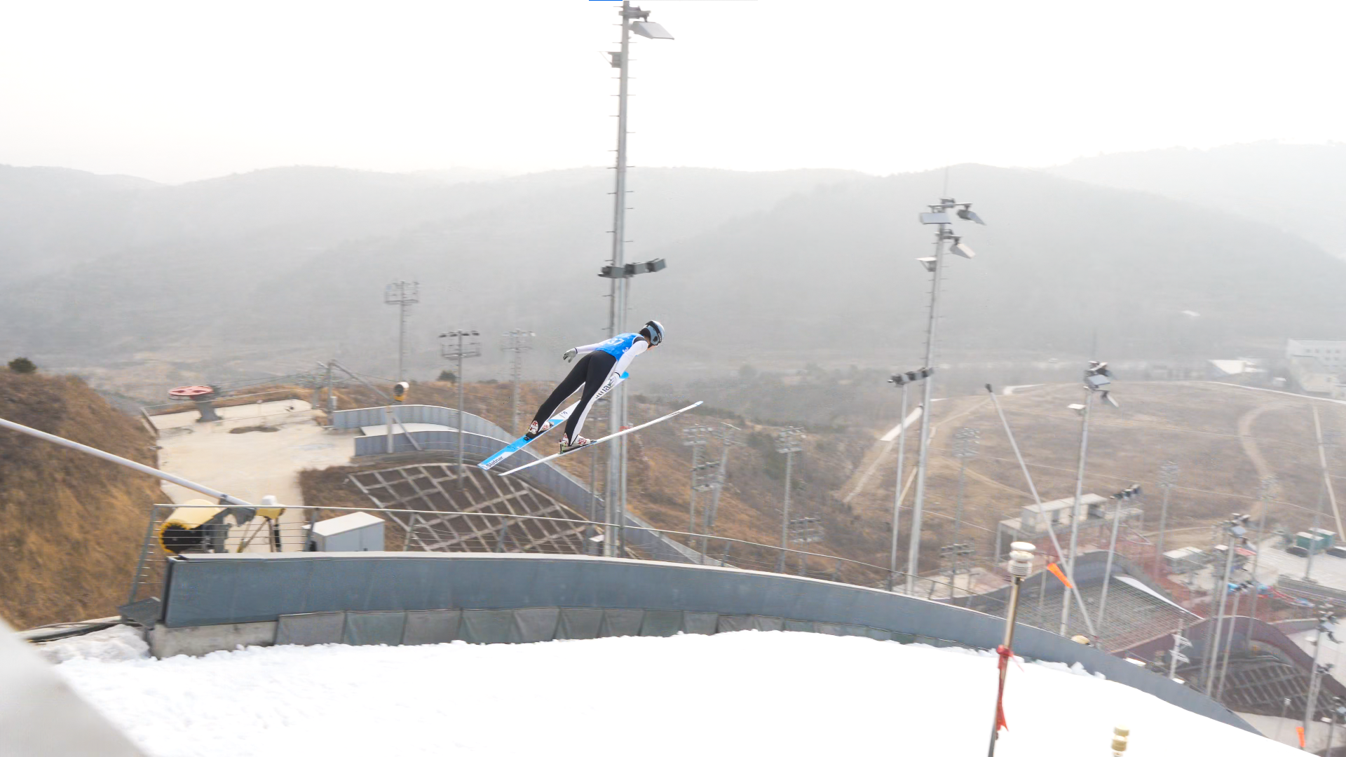 河北涞源：“雪吉祥”双赛同启 跳台逐雪展英姿(图3)